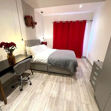 Letzi Premium Cozy Retreat Private En-Suite Rooms, Wembley London Ngoại thất bức ảnh