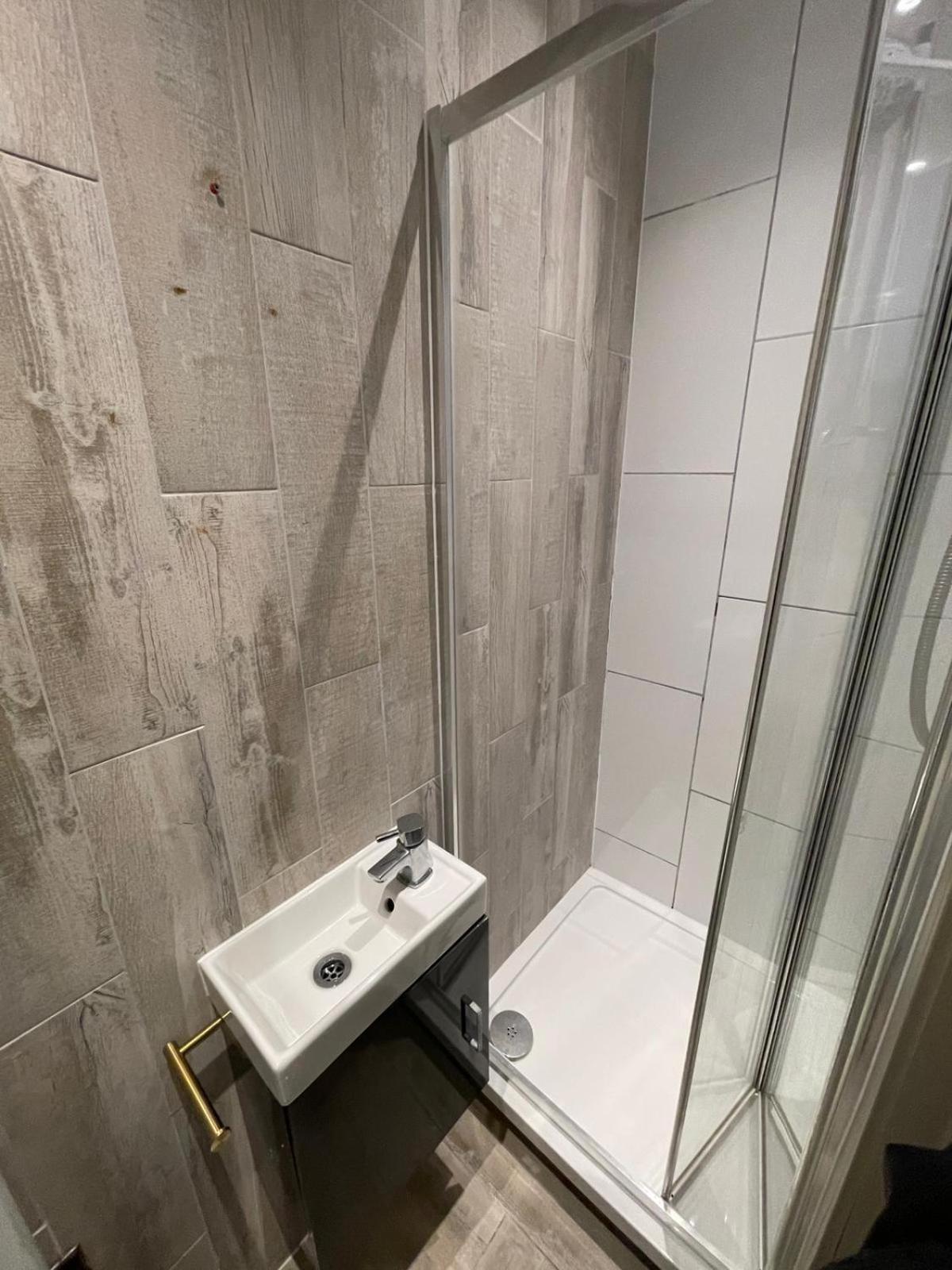 Letzi Premium Cozy Retreat Private En-Suite Rooms, Wembley London Ngoại thất bức ảnh