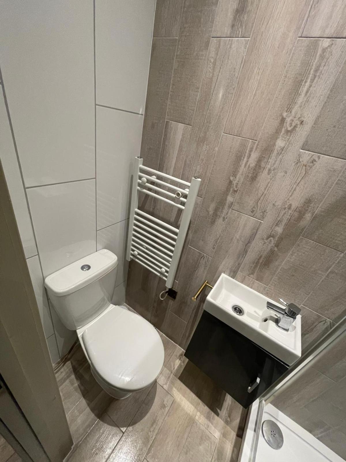 Letzi Premium Cozy Retreat Private En-Suite Rooms, Wembley London Ngoại thất bức ảnh