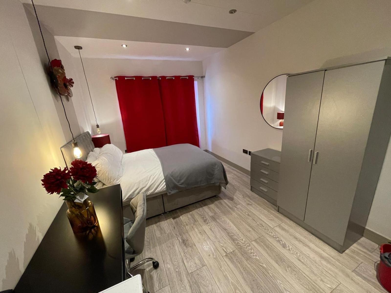 Letzi Premium Cozy Retreat Private En-Suite Rooms, Wembley London Ngoại thất bức ảnh