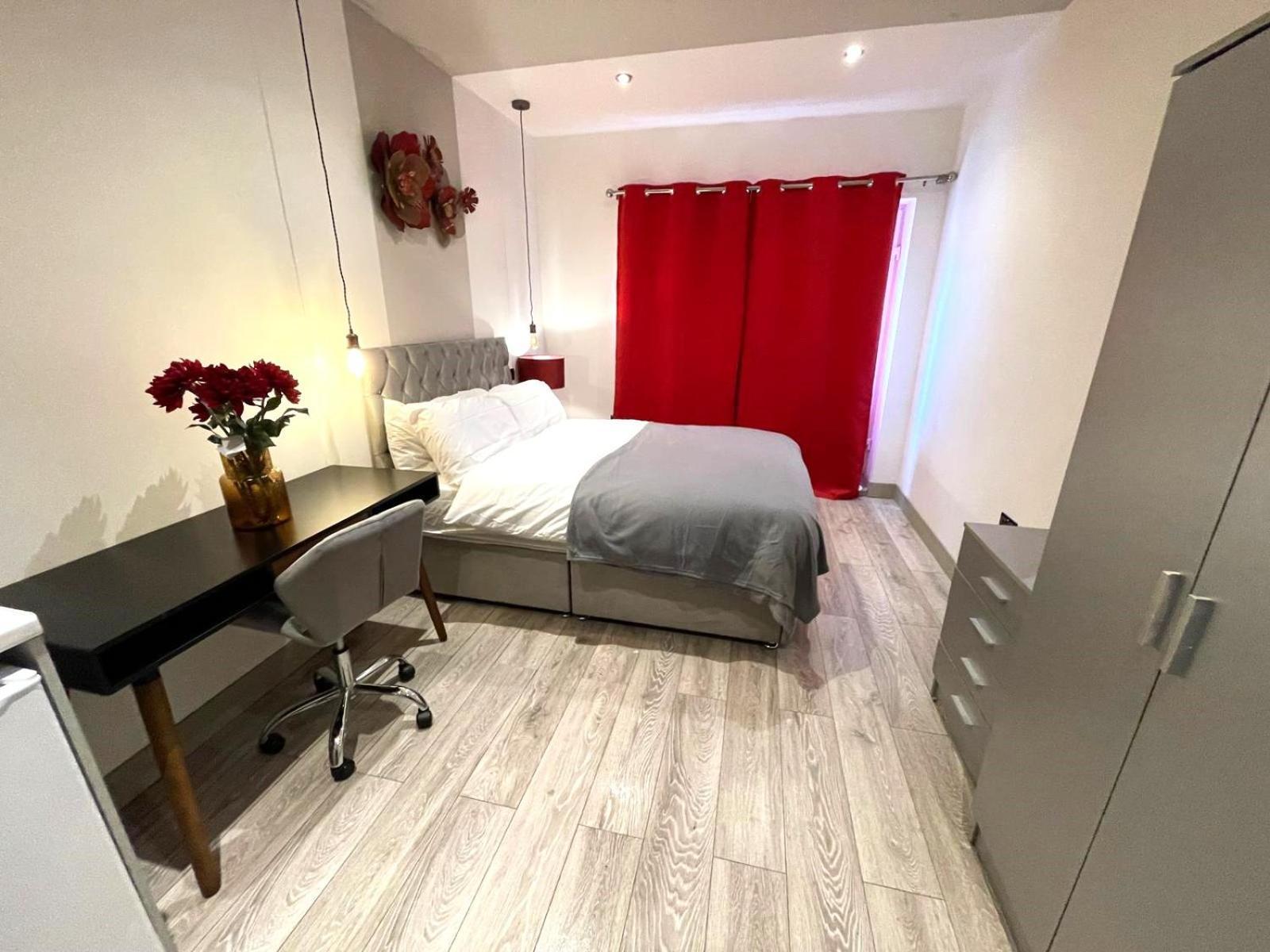 Letzi Premium Cozy Retreat Private En-Suite Rooms, Wembley London Ngoại thất bức ảnh