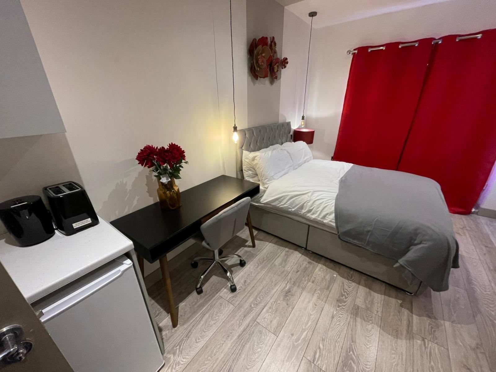 Letzi Premium Cozy Retreat Private En-Suite Rooms, Wembley London Ngoại thất bức ảnh